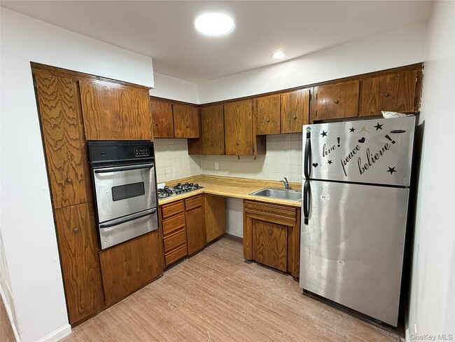 Building Photo - 733 Warwick St