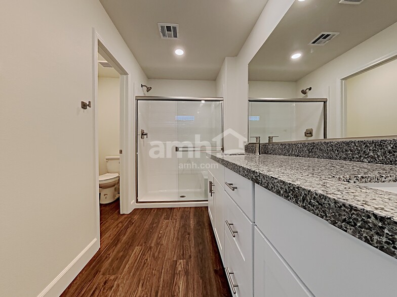 Building Photo - 5856 Vaes Dothrak St