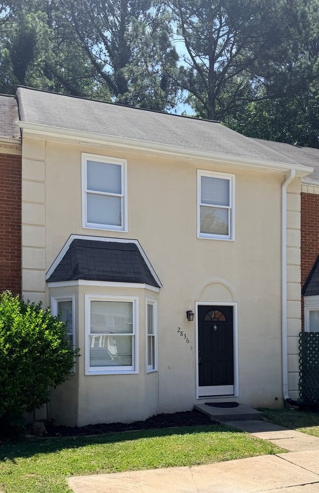 Building Photo - Charming Townhouse in East Cobb!