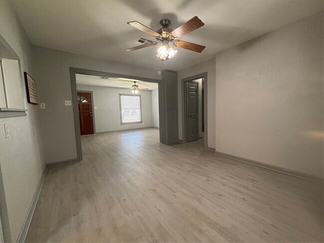 Building Photo - 301 19th Ave N