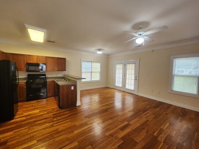Building Photo - 2110 Lakeside Dr