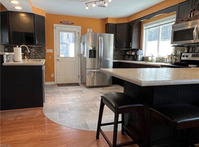 Building Photo - 2233 Paris St