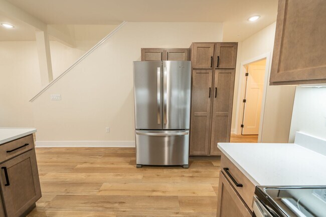 Building Photo - 3 Bed / 2.5 Bath Townhome w/Deck, Walkout Finished Basement, 9' Ceilings, Quartz Tops, Stainless ...