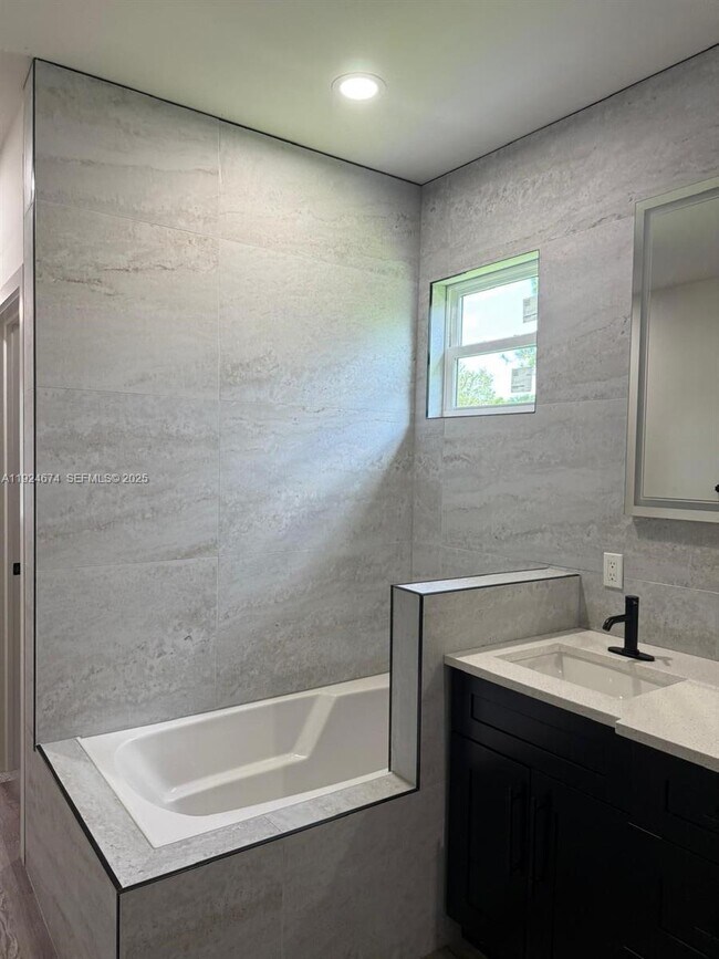 Building Photo - 710 Bedford Point Ave