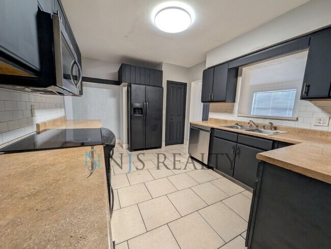 Building Photo - Beautiful 4/2/2 home with a POOL, 1700 Sq. Ft. with fenced yard, TONS of renovations