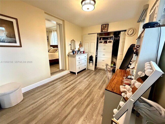 Building Photo - 3817 SW 33rd Ct