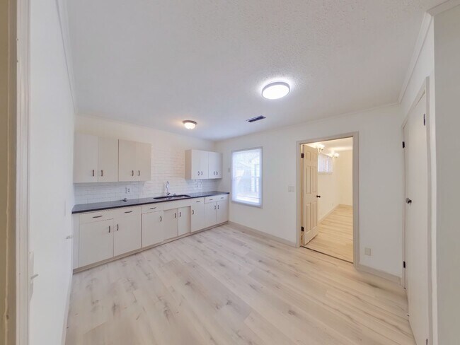 Building Photo - 4242 Dover St