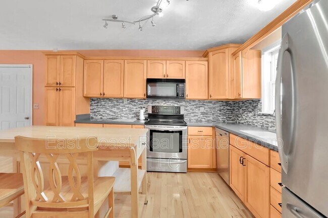 Building Photo - 184 Larkspur Ln