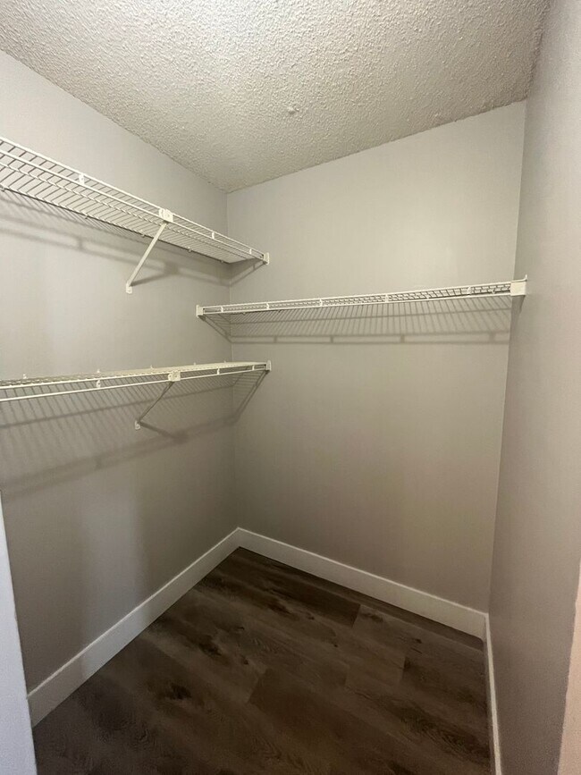 Building Photo - ONE BEDROOM ONE BATHROOM!! With LAKEVIEW!