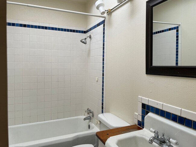 Building Photo - Bel-Air Neighborhood 2 Bed!