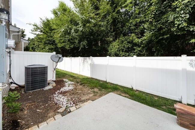 Building Photo - Beautiful 3BD/2.5BA Townhome in the Lions Gate Community!