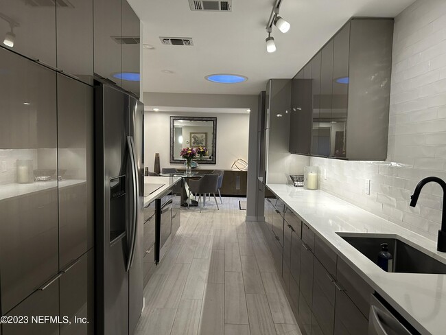 Building Photo - 937 Espinado Ave