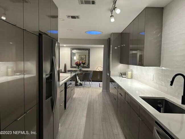 Building Photo - 937 Espinado Ave