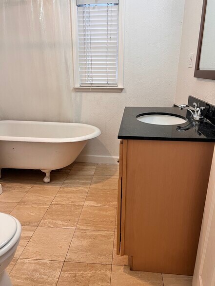 Building Photo - 144 San Lorenzo Ave