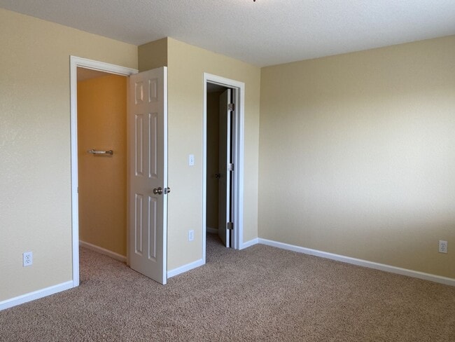 Building Photo - 5742 Crestwood Dr