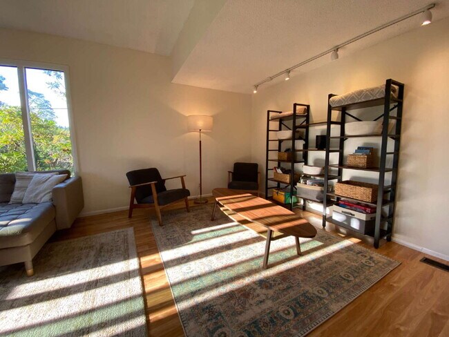 Building Photo - Rustic 4-Bed, 2-Bath Home in Happy Valley ...