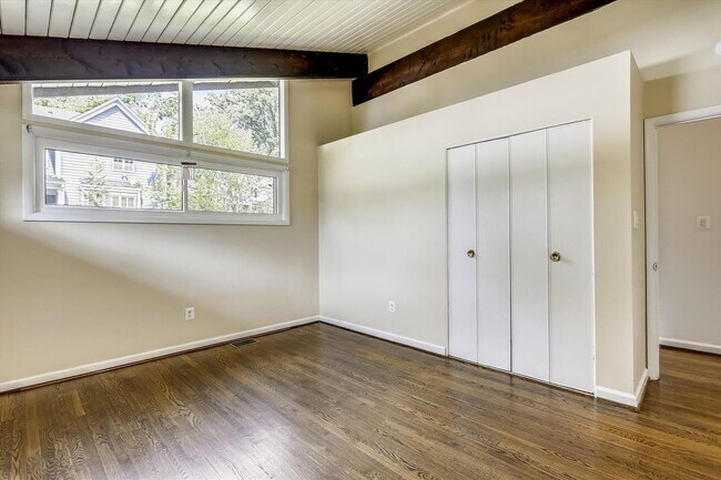 Building Photo - 3/3 Beautiful Contemporary Home in Greenwich Forest