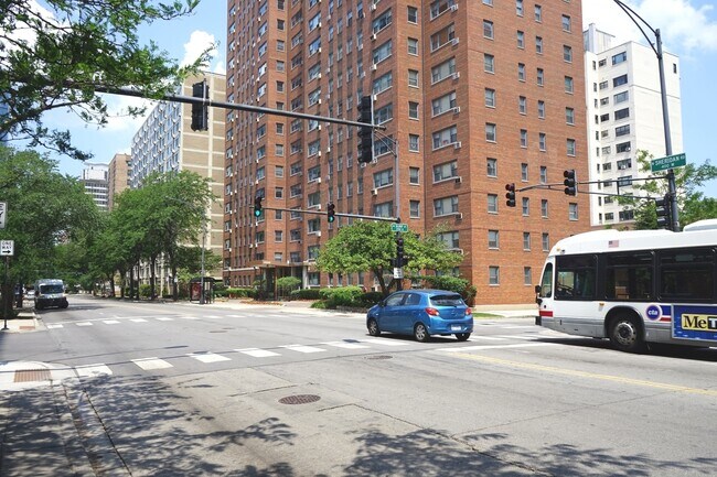 Building Photo - 2909 N Sheridan Rd