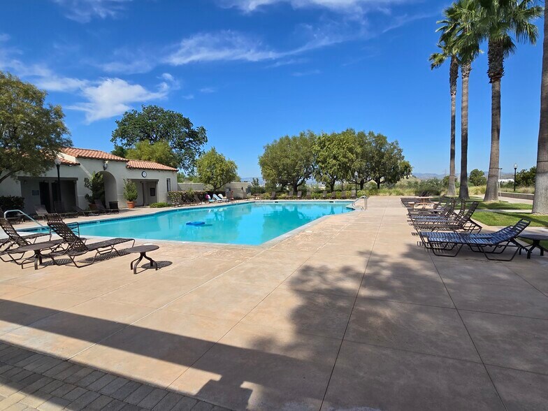 Building Photo - 27014 Carmelita Dr