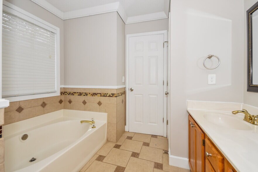 Building Photo - 5020 Amber Way NW