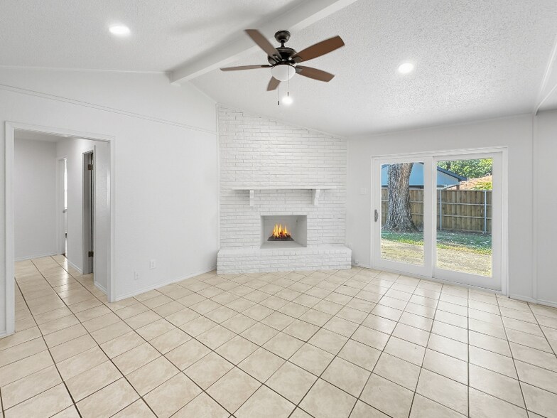 Building Photo - 2120 Vickie Dr