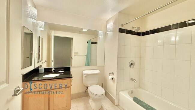 Building Photo - Stylish Uptown Condo in Prime Location