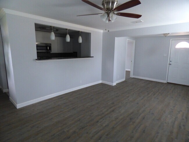 Building Photo - 3529 Topeka St