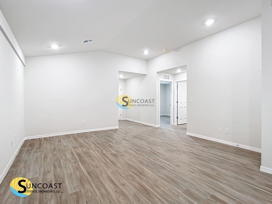 Building Photo - 179 Lomond Dr