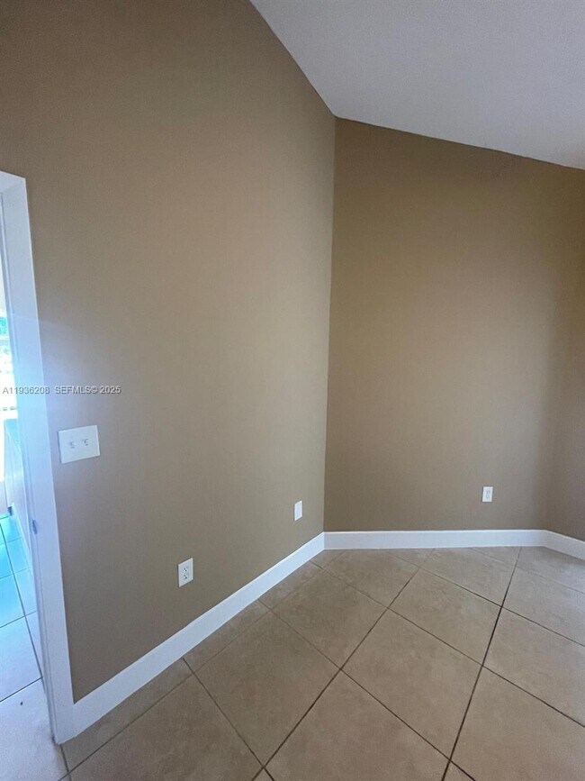 Building Photo - 1400 San Remo Cir