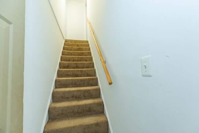 Building Photo - 1 bed, 1 bath, Apartment in Charles Town, WV