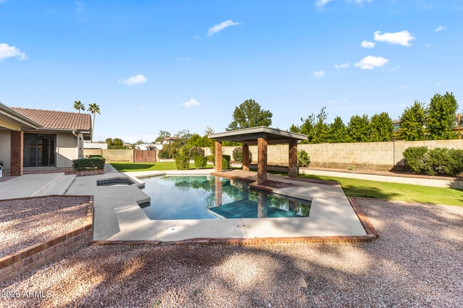 Building Photo - 1306 E La Vieve Ln