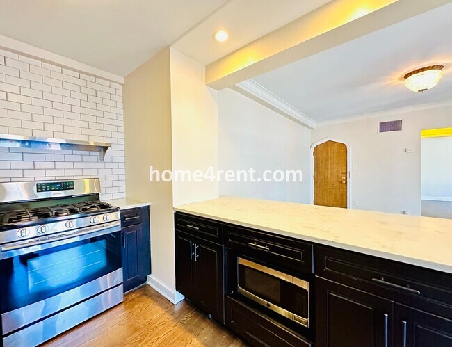 Building Photo - Luxury Condo Living Near the Country Club Plaza - 1 Month FREE!