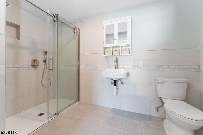 Building Photo - 535 St James Ave