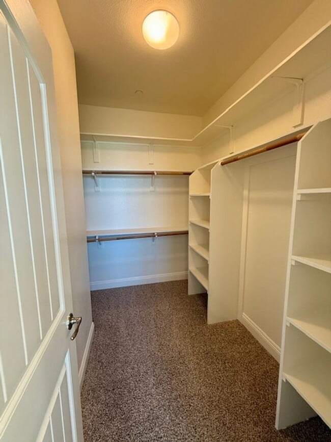 Building Photo - Beautiful Spacious 5 Bedroom Home located ...