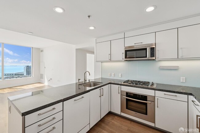 Building Photo - 301 Main St