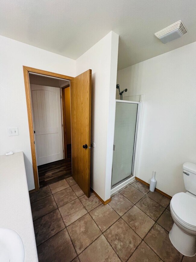 Building Photo - Amazing 3 Bed 2.5 Bath - Townhouse