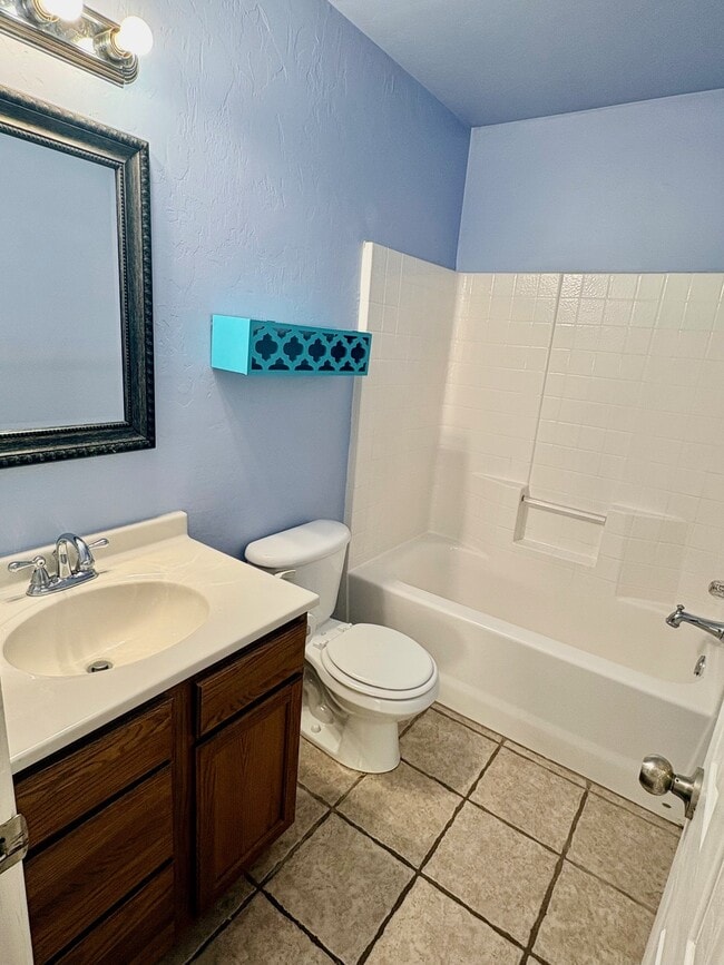 Building Photo - 806 Beaumont Square