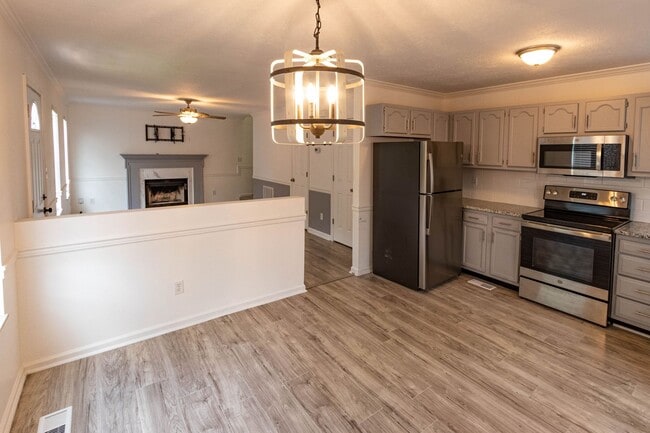 Building Photo - Knoxville 37912 - 2 bedroom, 1.5 bathroom ...