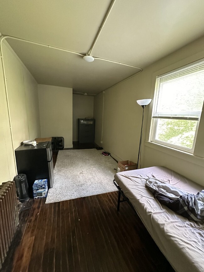 Building Photo - FREE OF SECURITY DEPOSIT 3 bed 1 bath righ...