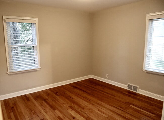 Building Photo - "Charming 4-Bed Oasis on Dakota Avenue: Spacious Living with 2 Full Baths in St. Louis Park!"
