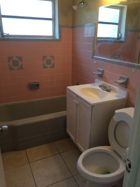 Building Photo - Large 6-2 house with new central air