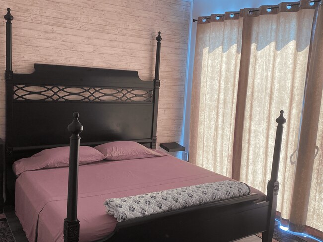 Master room with private entrance - 1125 N 11th St