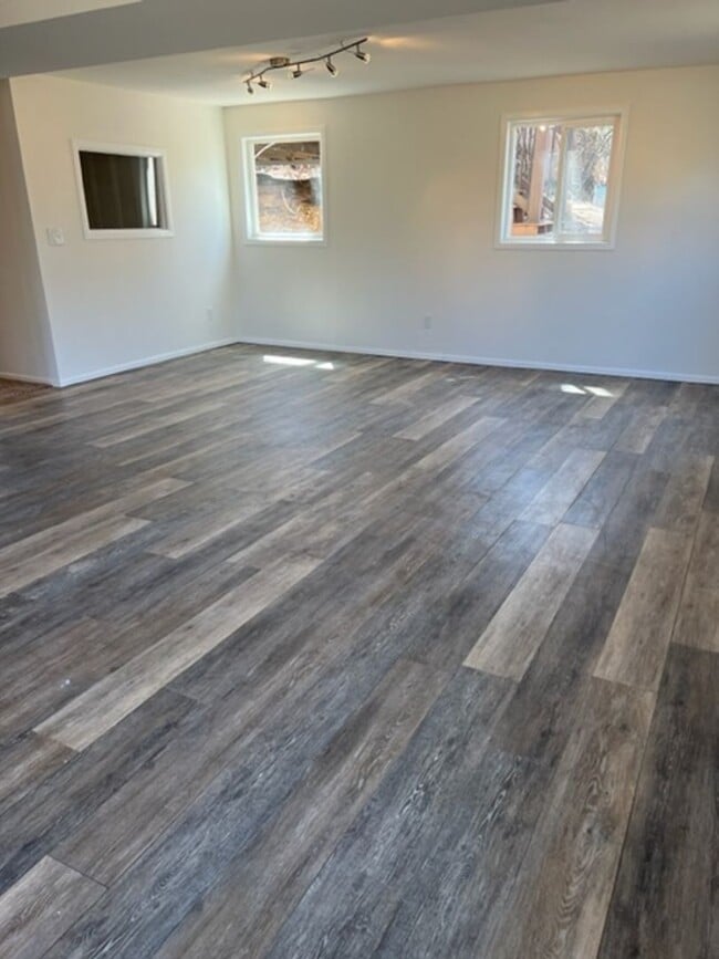 Building Photo - 4 BEDROOM HOME IN SKYWAY!!