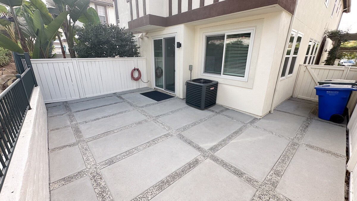 Building Photo - 608 Silver Berry Pl