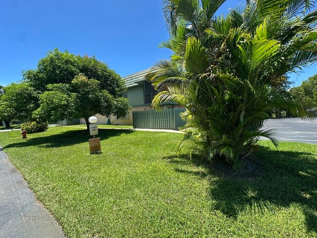 Building Photo - 1799 Fairview Villas Dr