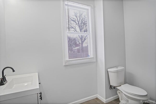 Building Photo - 671 Clairmount Ave