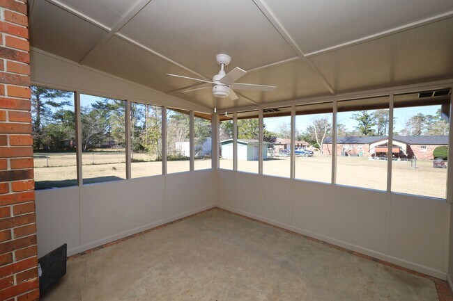 Building Photo - 4018 N Oak Street Extension