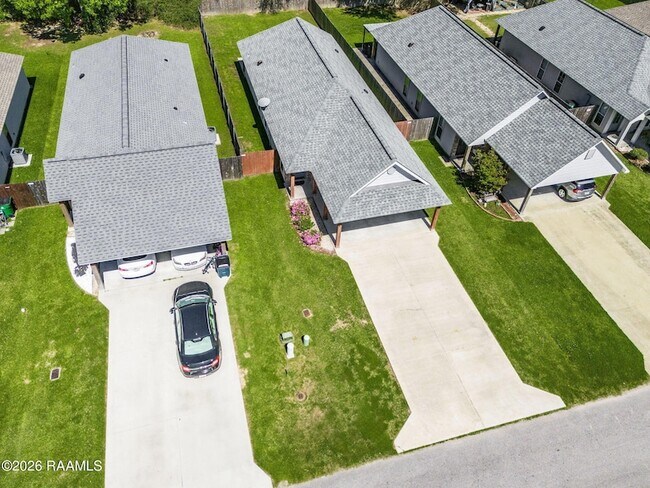 Building Photo - 319 Harvest Ln