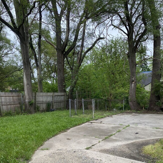 Building Photo - 11728 Minden Ave