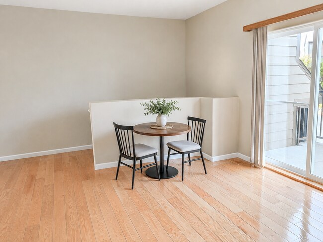 Building Photo - Updated Townhome Close to Garden of the Gods!
